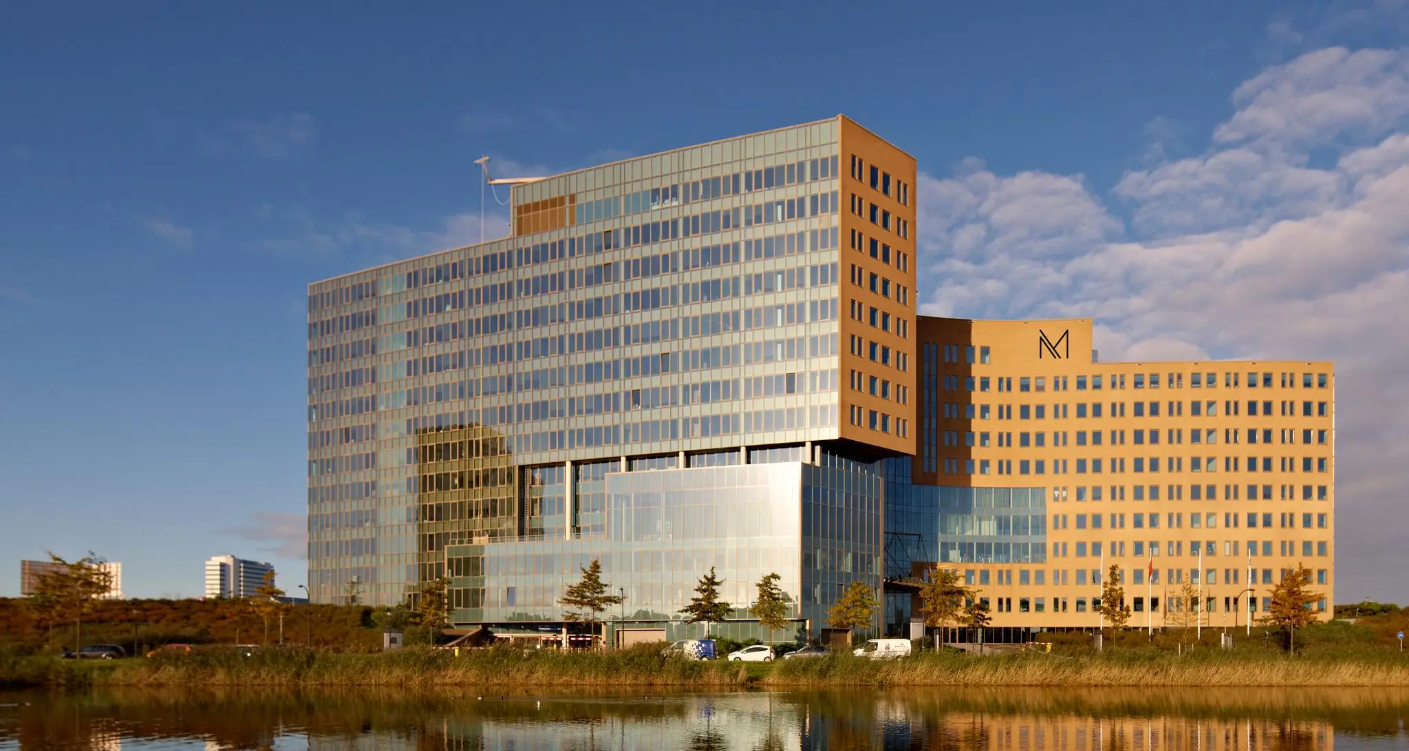 Modern kantoorgebouw aan de Fascinatio Boulevard in Capelle aan den IJssel, weerspiegeld in het water.